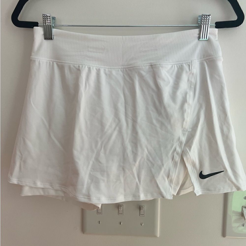 NWT Nike Slimfit White Tennis Skirt Size Medium!